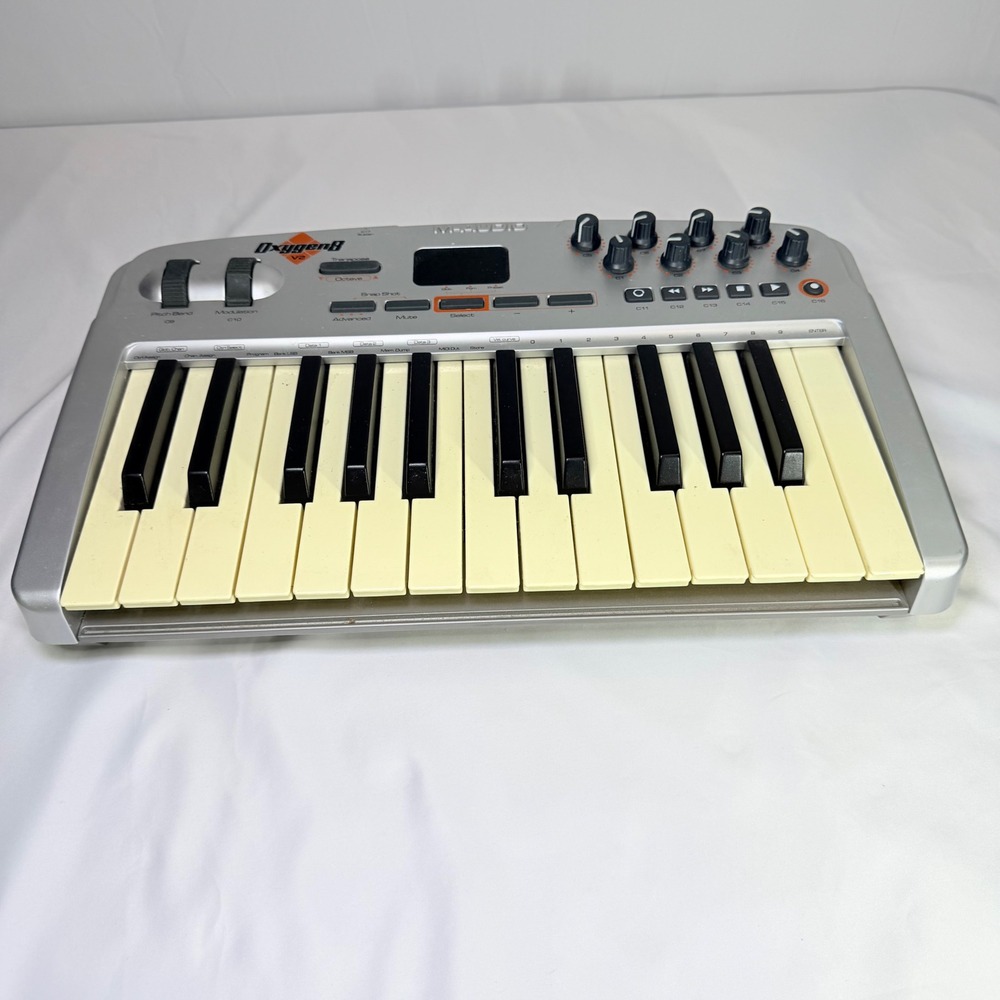 M-Audio Oxygen 8 V2 25-Key USB MIDI Keyboard Controller‎ Silver Silver/Black